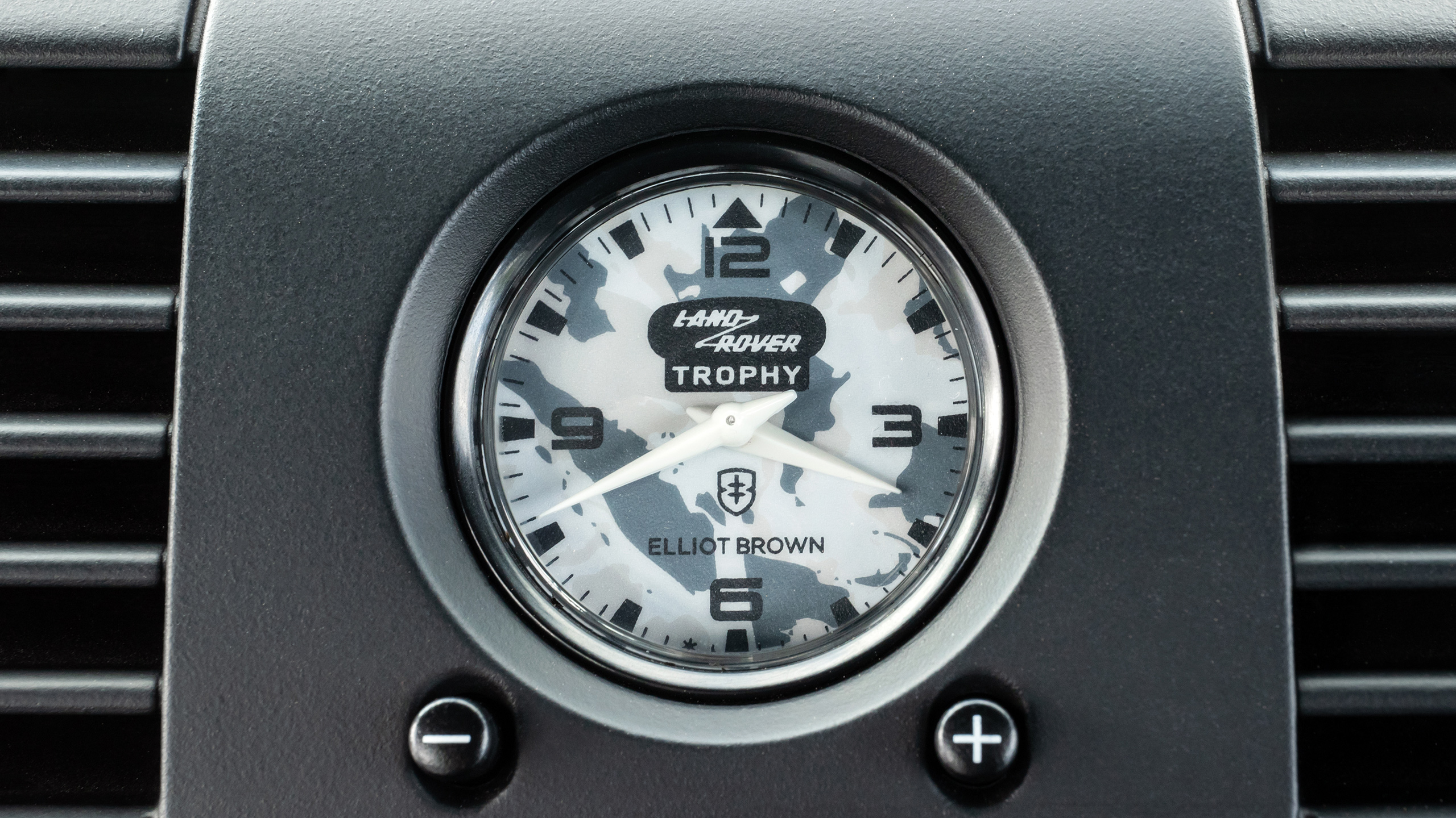 As a cherry on top Elliot Brown made a gorgeous clock for the dashboard